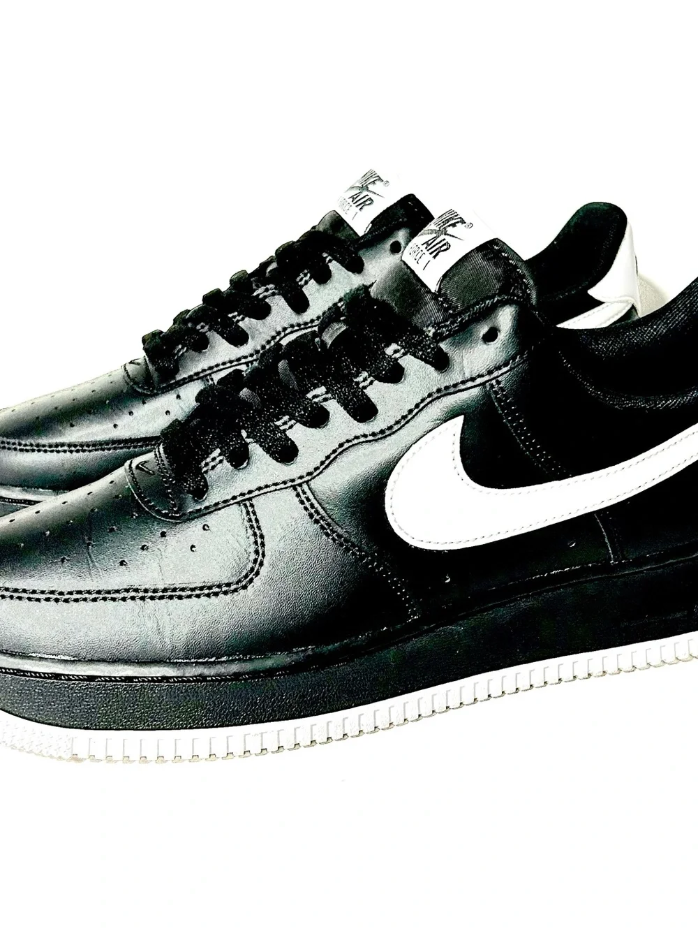 Nike Air Force 1 Low - Black with White Sole